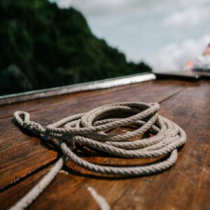 Ein aufgerolltes Tau auf einem Bootsdeck
