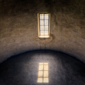 Ein leerer runder Raum mit Lichteinfall durchs Fenster