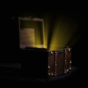 Eine offene Schatzkiste mit geheimnisvollen Licht darin.