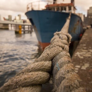 Ein dickes Tau hält das Schiff am Quai