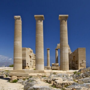 Ein griechischer Tempel  mit drei Säulen in Lindos/Rhodos