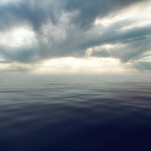 Offener Meer mit hellem Himmel im Hintergrund