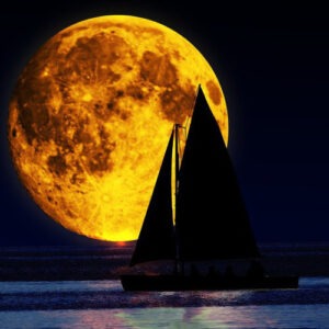 Segelschiff auf dem Meer vor dem Mond