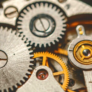 Ein offenes Uhrwerk zeigt maschinelle Zeit