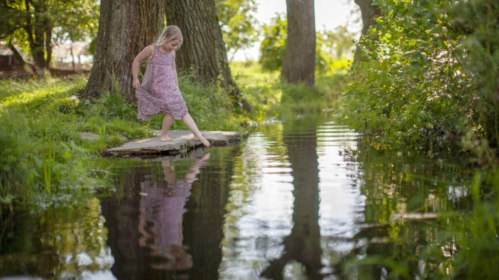 Einen Zeh ins Wasser stecken.